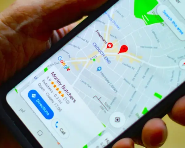 Jak zrobić pinezkę w Google Maps? Na ekranie telefonu widzimy mapę z zaznaczonym punktem w Crouch End.