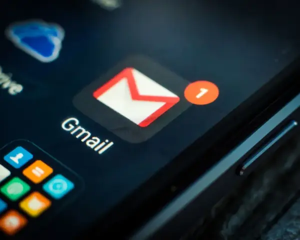 Ikona poczty Gmail z powiadomieniem "1" na ekranie telefonu. Szybkie logowanie na pocztę.