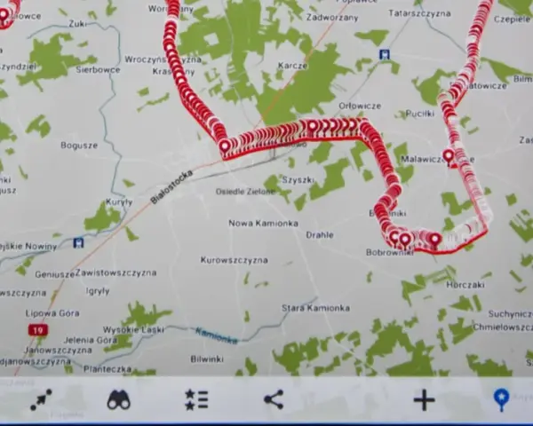 Mapa z zaznaczoną trasą rowerową przez tereny wiejskie i leśne, z nazwami miejscowości jak Lebiedzin, Białostocka, Bobrowniki.