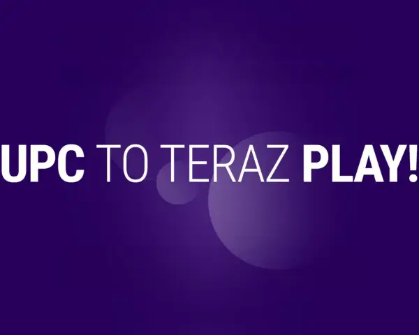 UPC Polska teraz Play! Biały napis na fioletowym tle z okręgami.