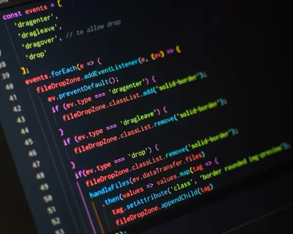 Fragment kodu programu do pisania, obsługujący zdarzenia przeciągania i upuszczania plików.