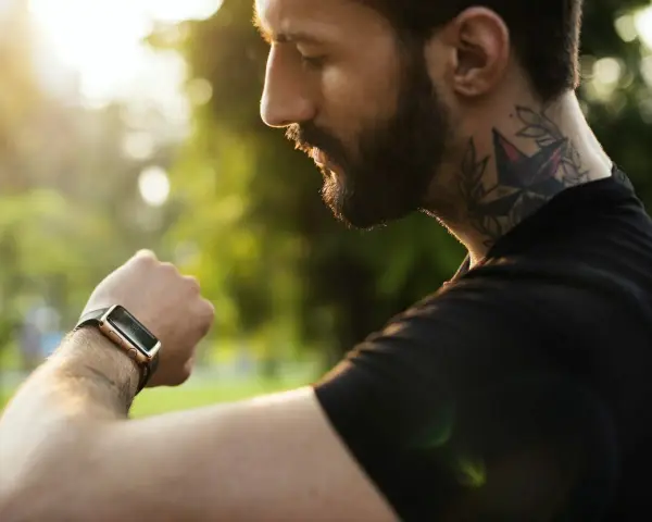 Jaki zasięg ma bluetooth w smartwatch? Odkryj, co ogranicza połączenie