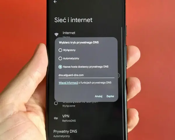 Konfiguracja prywatnego DNS w Androidzie, np. w Chrome, z użyciem AdGuard dla lepszej ochrony.