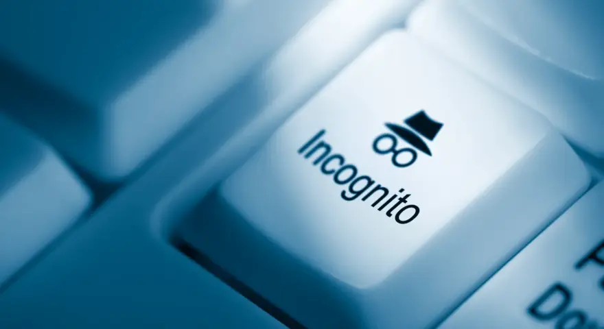 Klawisz "Incognito" z ikoną szpiega. Ciemny, niebieski odcień podkreśla tajemniczość przeglądania.