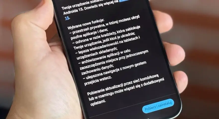 Telefon wyświetla informacje o aktualizacji do **Android 15**, w tym nowe funkcje prywatności i bezpieczeństwa.