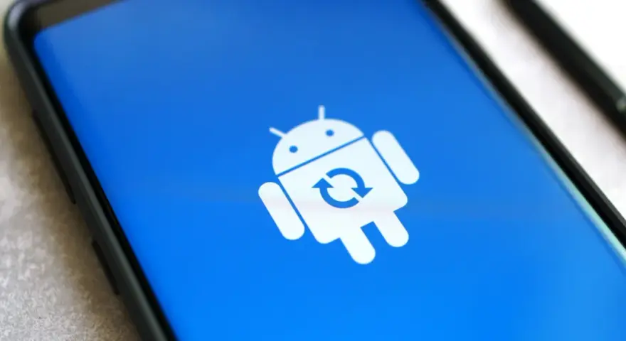 Ikona robota Androida z symbolem odświeżania na niebieskim tle. Oznacza to aktualizacje systemu Android.