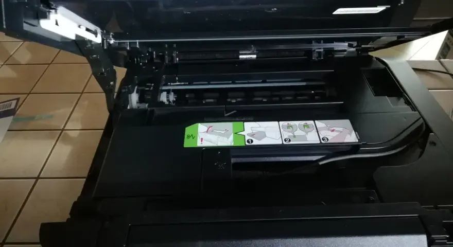 Otwarta drukarka Brother DCP-T510W z widocznymi instrukcjami i panelem sterowania.