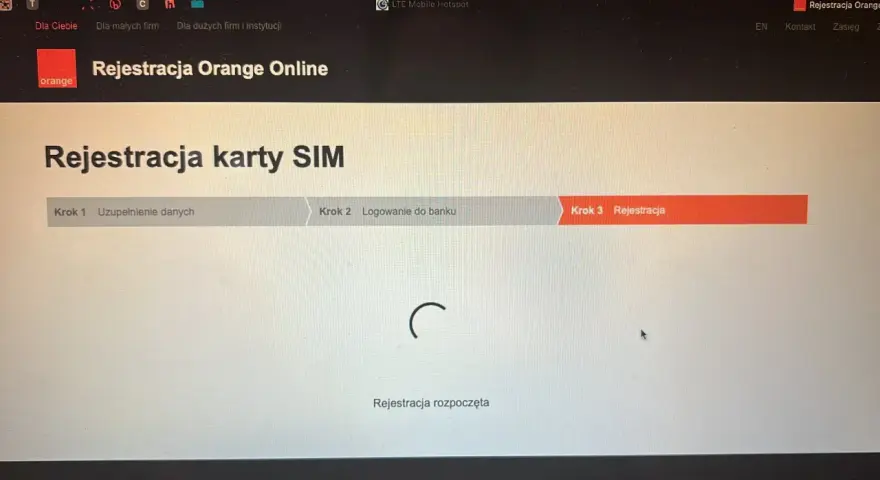 Na ekranie komputera trwa rejestracja karty SIM w Orange Online. Widoczny jest trzeci krok: Rejestracja.