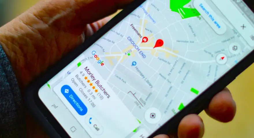 Jak zrobić pinezkę w Google Maps? Na ekranie telefonu widzimy mapę z zaznaczonym punktem w Crouch End.