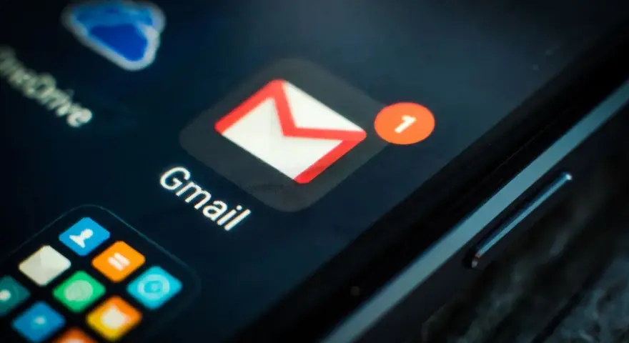 Ikona poczty Gmail z powiadomieniem "1" na ekranie telefonu. Szybkie logowanie na pocztę.