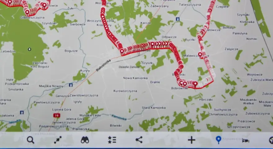 Mapa z zaznaczoną trasą rowerową przez tereny wiejskie i leśne, z nazwami miejscowości jak Lebiedzin, Białostocka, Bobrowniki.