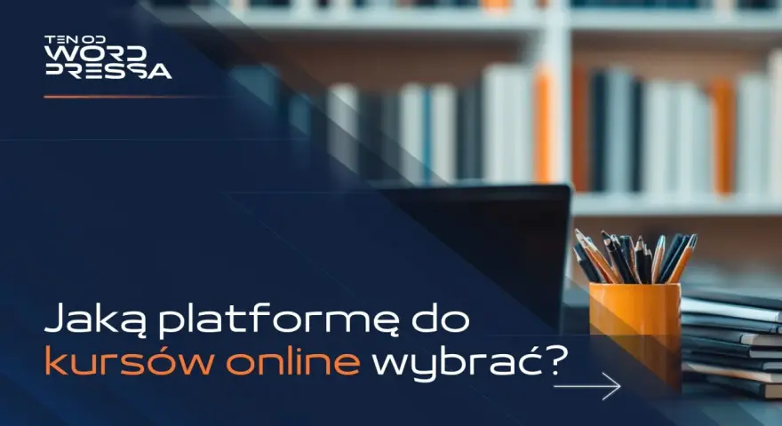 Logo "Ten od WordPressa" nad pytaniem "Jaką platformę do kursów online wybrać?". W tle półka z książkami i biurko z laptopem i przyborami.