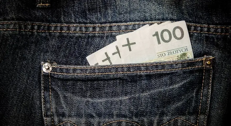 Sto złotych w tylnej kieszeni dżinsów. Szybko można je wyciągnąć, gdy zajdzie potrzeba.
