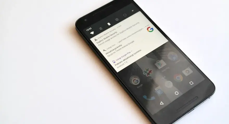 Czarny smartfon z powiadomieniem o pobraniu aktualizacji systemu Android 7.0 Nougat.