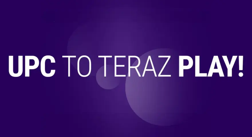 UPC Polska teraz Play! Biały napis na fioletowym tle z okręgami.