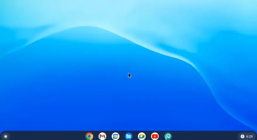Pulpit systemu Chrome OS z niebieską tapetą i paskiem zadań z ikonami aplikacji.
