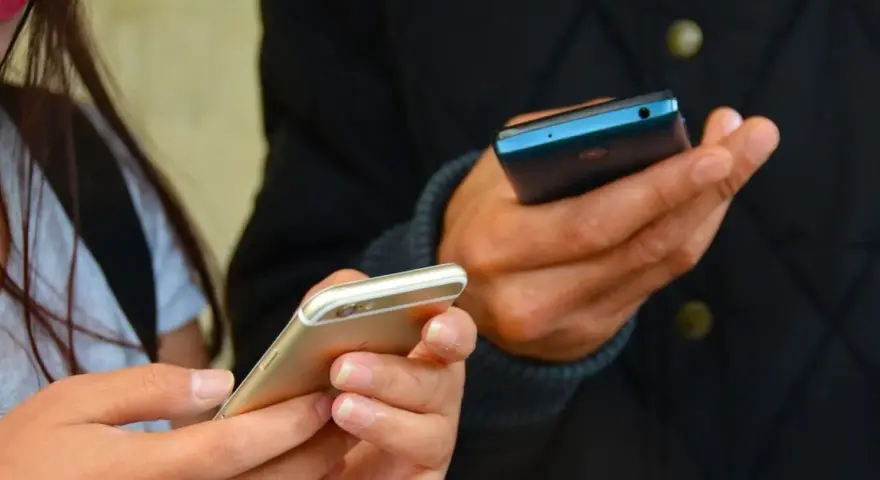 Jak pobrać aplikację Messenger na telefon - proste kroki dla każdego