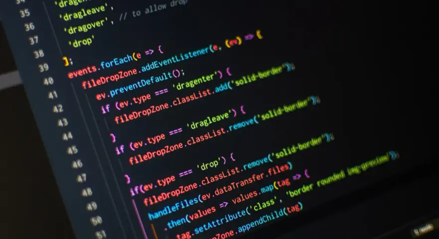 Fragment kodu programu do pisania, obsługujący zdarzenia przeciągania i upuszczania plików.