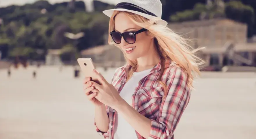 Ile internetu w roamingu Plus? Sprawdź limity i koszty danych w UE