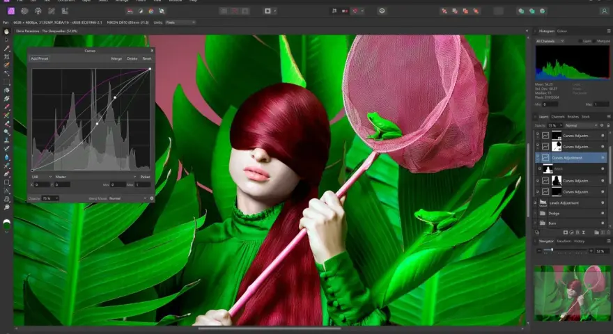 Edycja zdjęć z darmowym photoshopem: modelka z zasłoniętymi oczami, zielone liście, siatka z żabką. Panel krzywych i warstw.