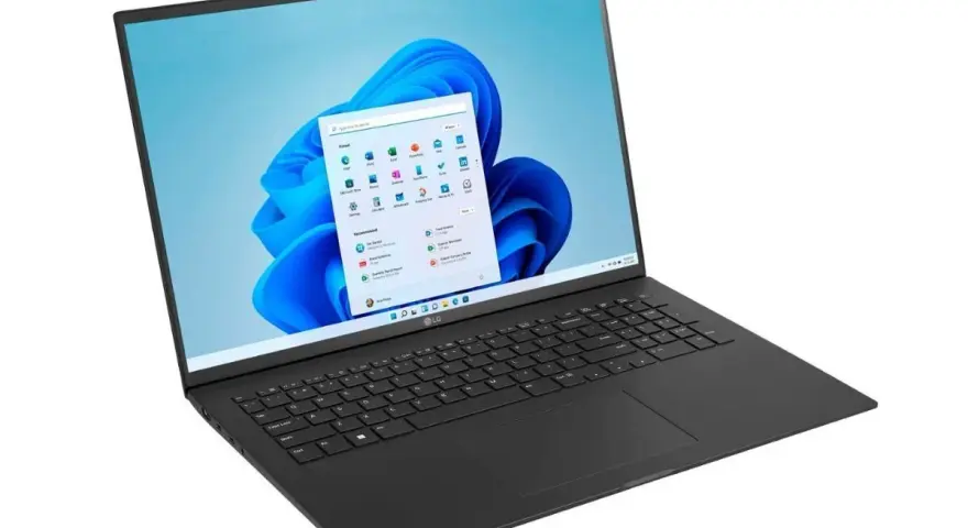 Czarny laptop LG z ekranem wyświetlającym menu startowe Windows 11. Czy warto zainwestować w ten system?