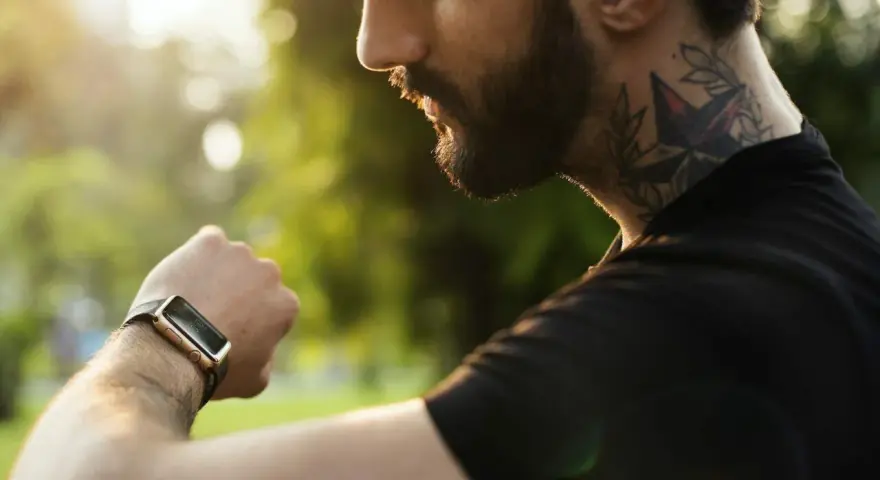 Jaki zasięg ma bluetooth w smartwatch? Odkryj, co ogranicza połączenie