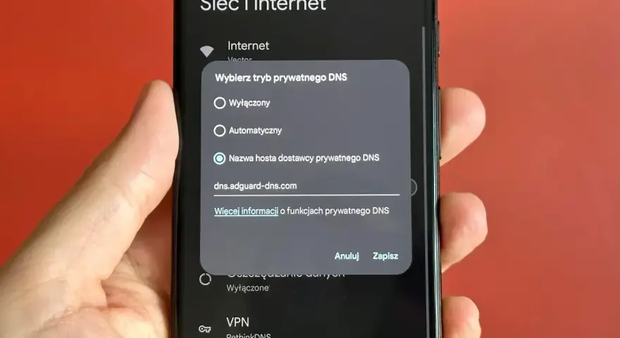 Konfiguracja prywatnego DNS w Androidzie, np. w Chrome, z użyciem AdGuard dla lepszej ochrony.