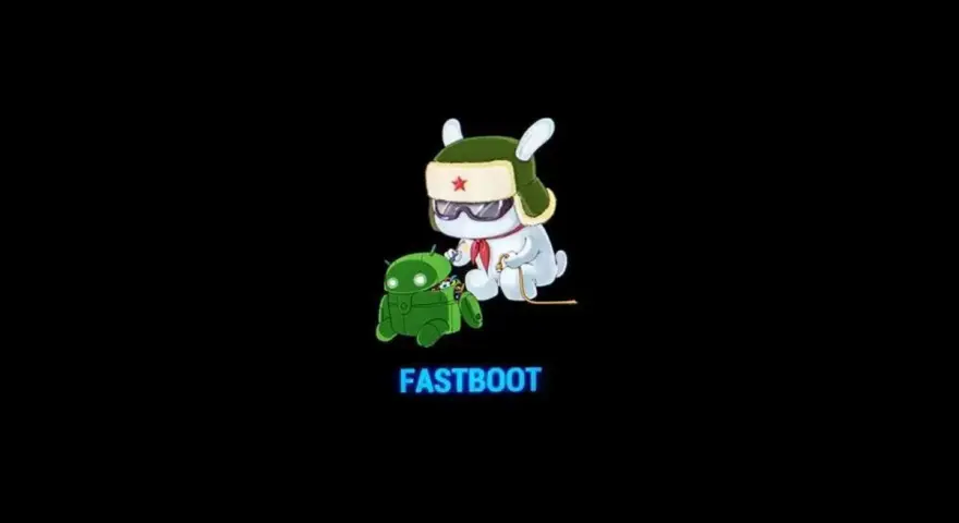 Biały królik w wojskowej czapce i goglach pomaga zielonemu Androidowi, gdy pojawia się napis FASTBOOT.