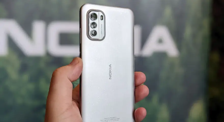 Srebrny smartfon Nokia z potrójnym aparatem, przypominający czasy świetności Symbian.