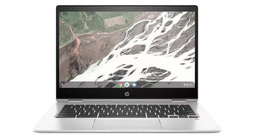 Srebrny laptop HP z systemem **Chromium OS** i klawiaturą. Na ekranie widok z lotu ptaka na krajobraz.