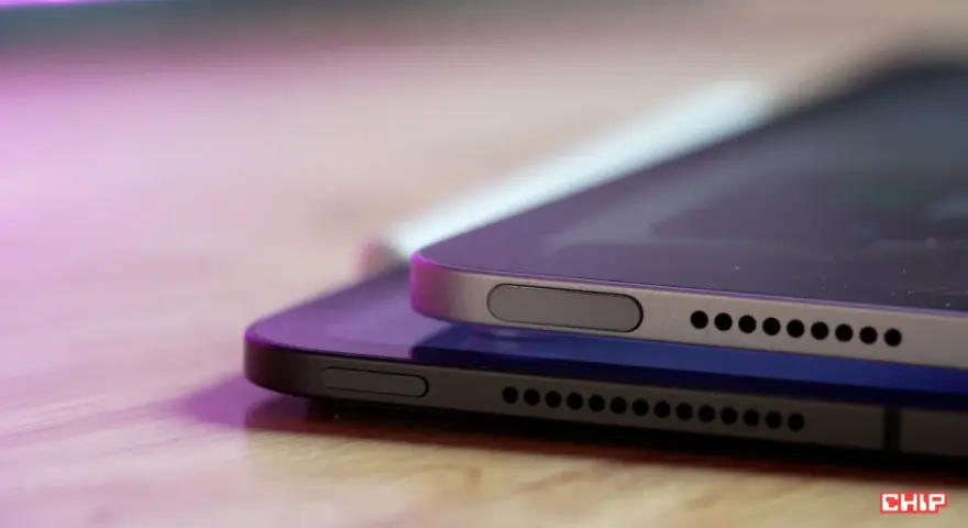 Dwa iPady leżące na sobie, jeden z nich z rysikiem Apple Pencil. Widoczne przyciski i otwory głośników, przypominające interfejsy z czasów ios 11.