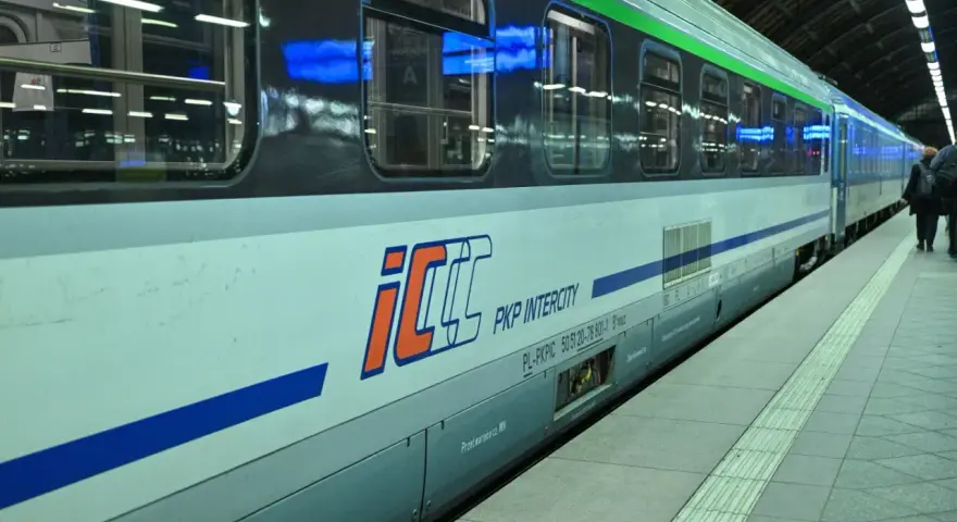 Pociąg PKP Intercity na peronie. Dowiedz się, jak połączyć się z intercity wifi, by podróżować komfortowo.