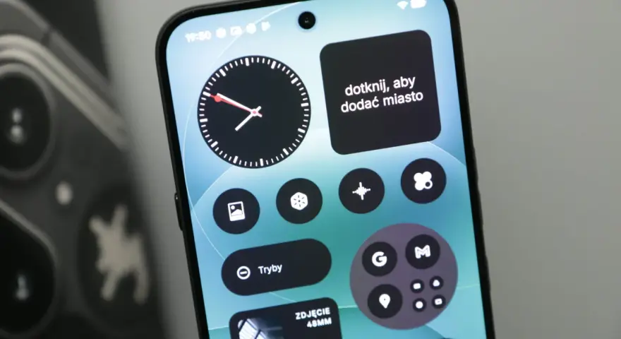 Ekran smartfona z widżetami: zegar, pogoda, ikony aplikacji. Chcesz pozbyć się bloatware? Ten interfejs wygląda na czysty i zoptymalizowany.