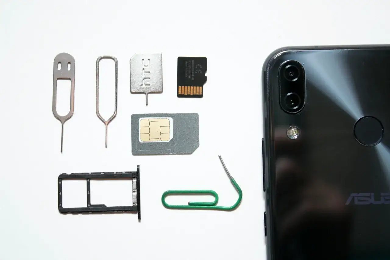 Narzędzia do wymiany karty SIM i microSD obok telefonu. Czas zarejestrować numer Orange i cieszyć się nowym telefonem!