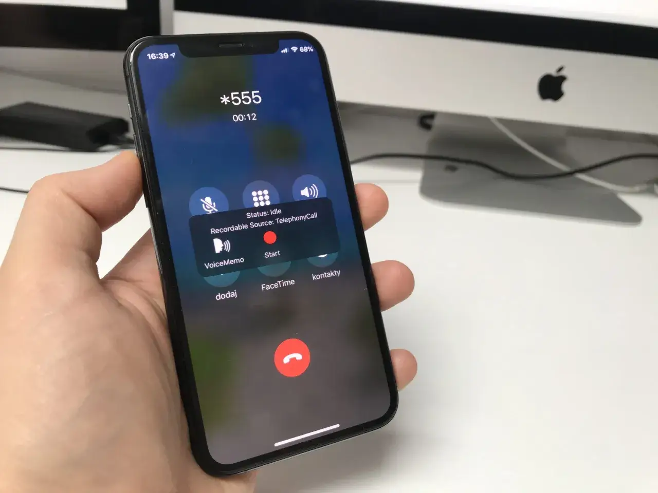 Aplikacja do nagrywania rozmów na iPhonie. Widoczny ekran połączenia z opcją nagrywania rozmowy przez TelephonyCall.