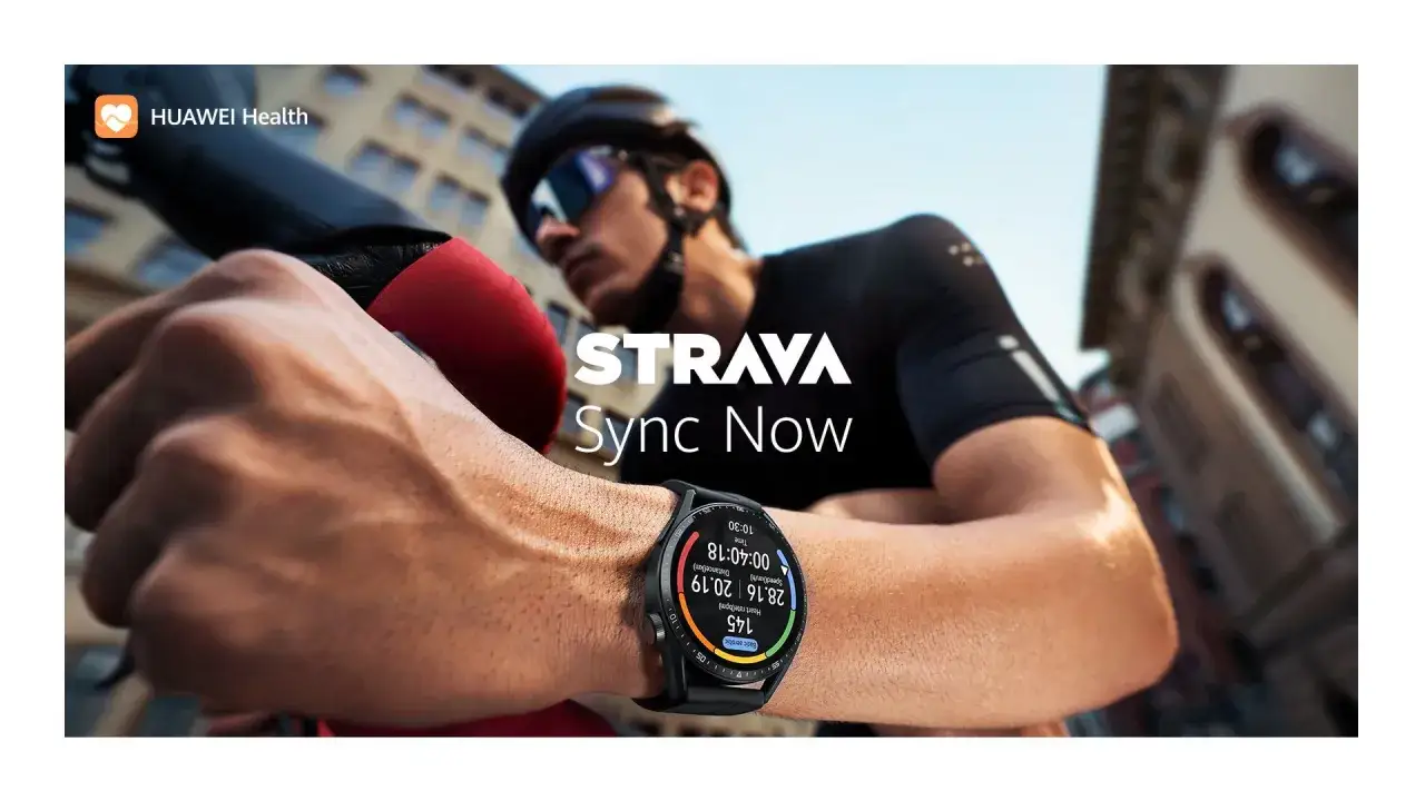 Kolarz sprawdza wyniki na zegarku z aplikacją Huawei Zdrowie, synchronizując dane ze Strava.