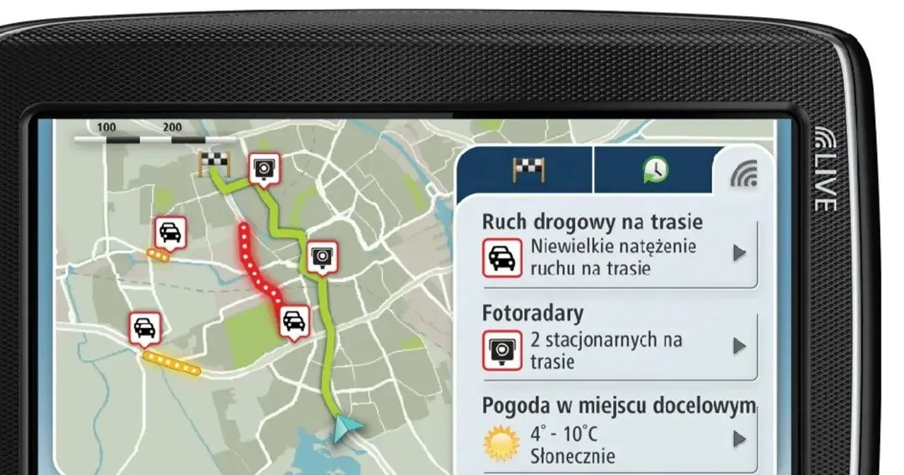 Nawigacja z funkcją mydrive connect pokazuje trasę z fotoradarami i informacją o ruchu drogowym.