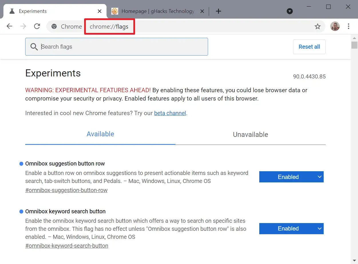 Strona chrome://flags w przeglądarce Chrome, gdzie można włączyć eksperymentalne funkcje, takie jak przyciski sugestii w pasku adresu.