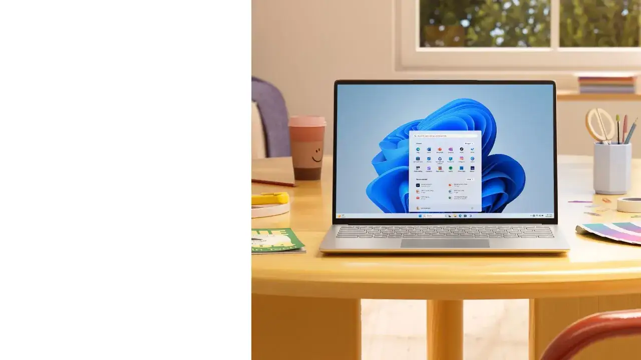 Laptop z systemem Windows 11 na biurku. Czy warto zainstalować? Nowoczesny interfejs i funkcje systemu mogą ułatwić pracę.