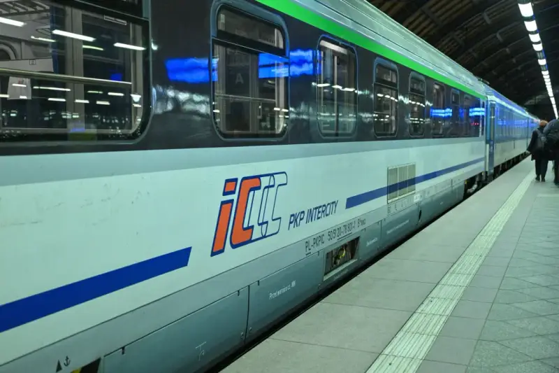 Pociąg PKP Intercity na peronie. Dowiedz się, jak połączyć się z intercity wifi, by podróżować komfortowo.